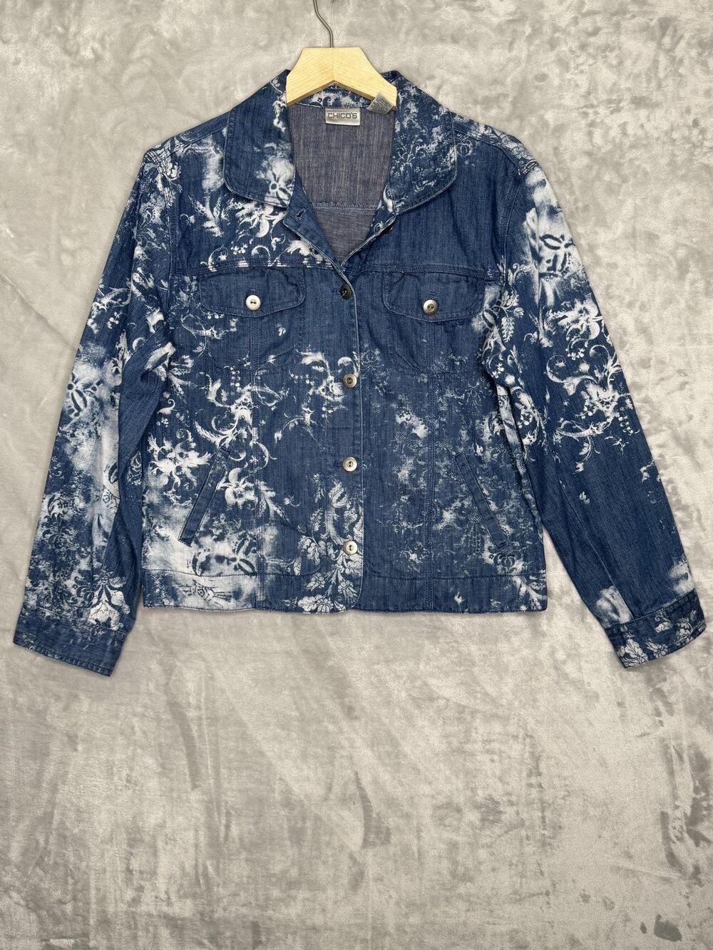 Chico's Jacket Womens M Blue Denim Floral Print Button Front Pockets Lightweight